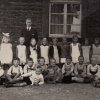 Drabenderhöher Kinder vor der alten Schule