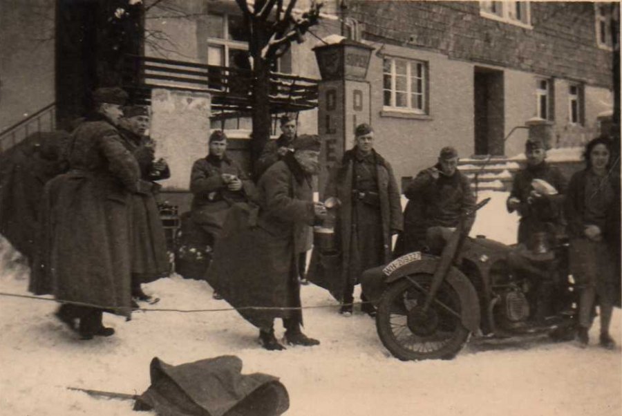 Soldaten vor dem Hause von Hermann Lutter