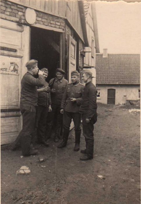 Soldaten vor der Schmiede Fritz Nohl