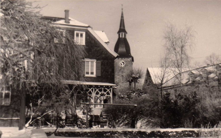 Kirche und Pfarrhaus um 1954