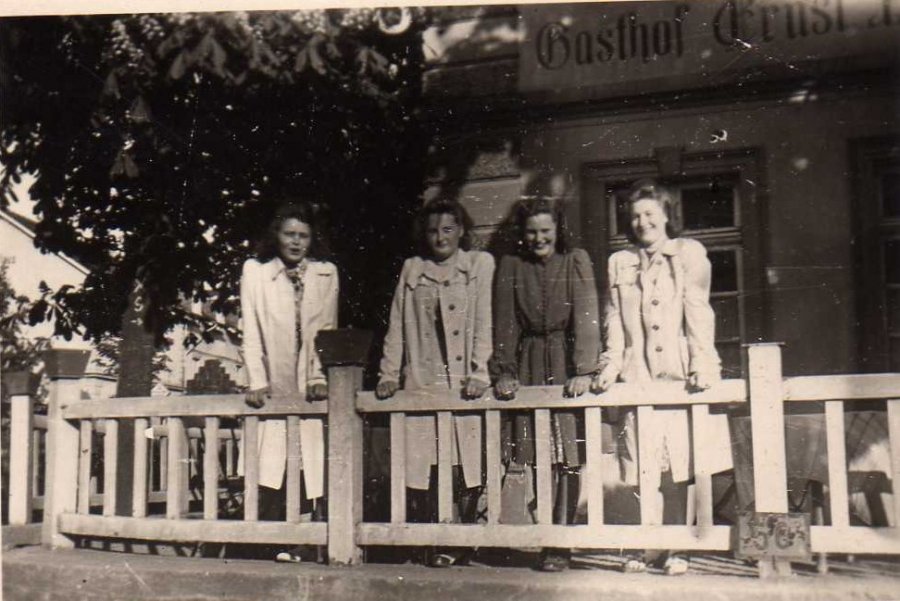 Drabenderhöherinnen vor dem Gasthof Klein in den 1930er Jahren