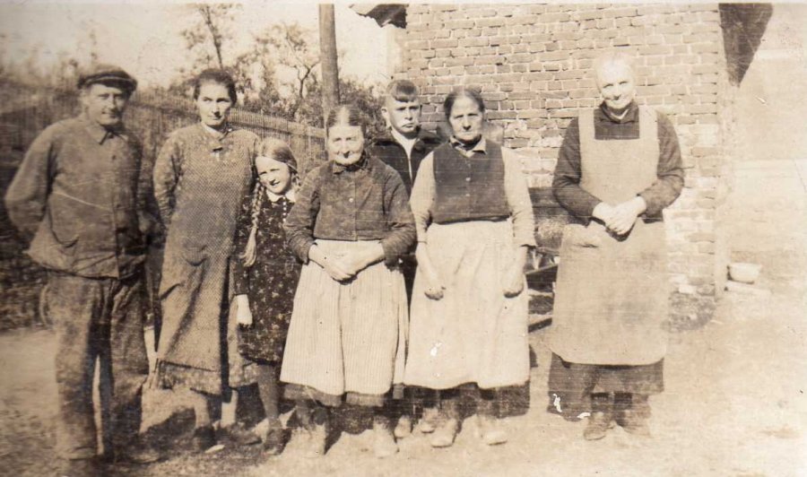 Familie Fritz Nohl vor der alten Schmiede