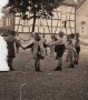 bilder:1920-1945-historische_aufnahmen:schule_drabenderhoeher_kinder_auf_dem_schulplatz.jpg
