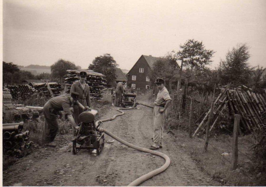 Freiwillige Feuerwehr bei einer Übung an der Genossenschaft